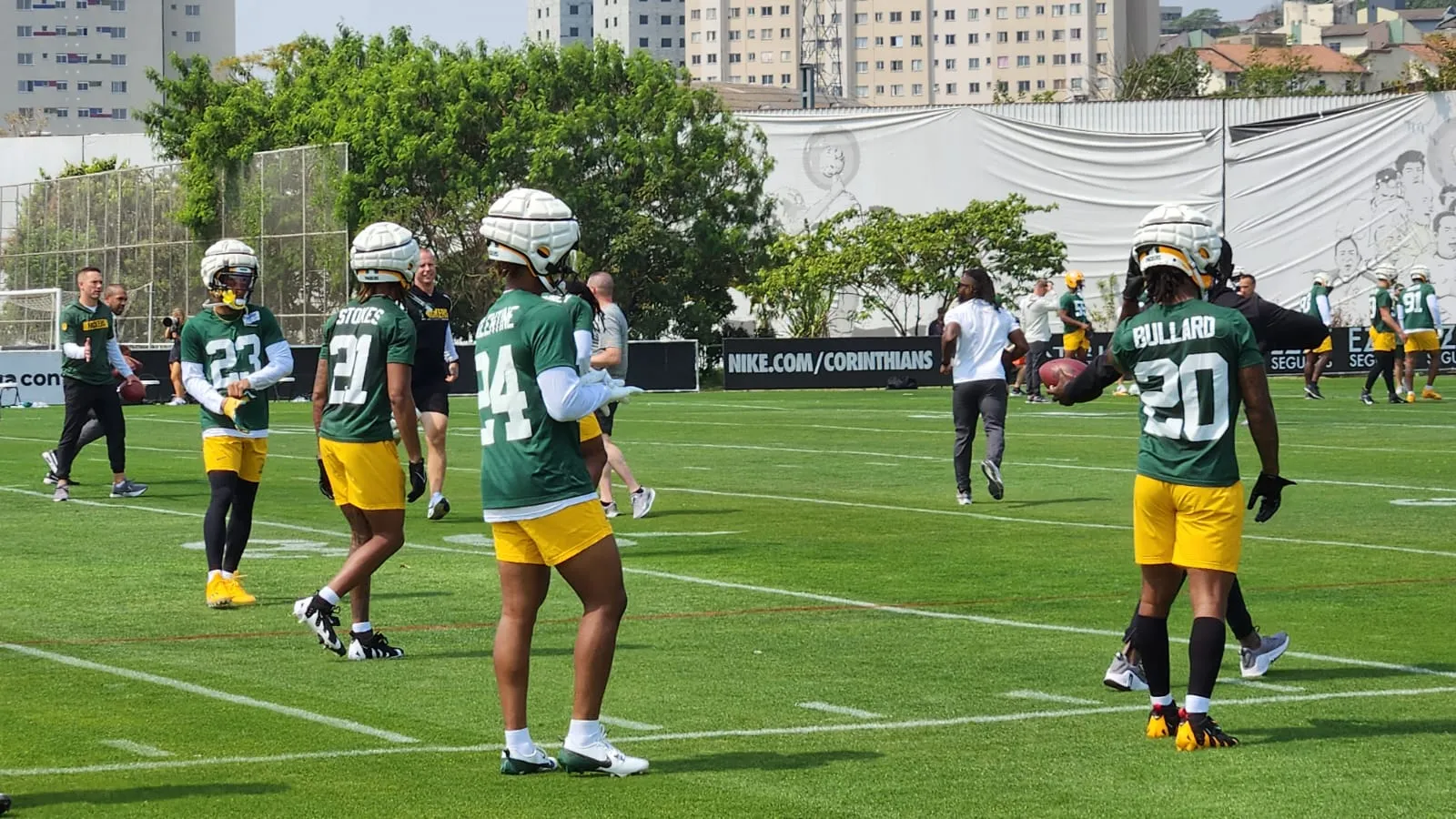 Jogadores do Green Bay Packers no CT do Corinthians