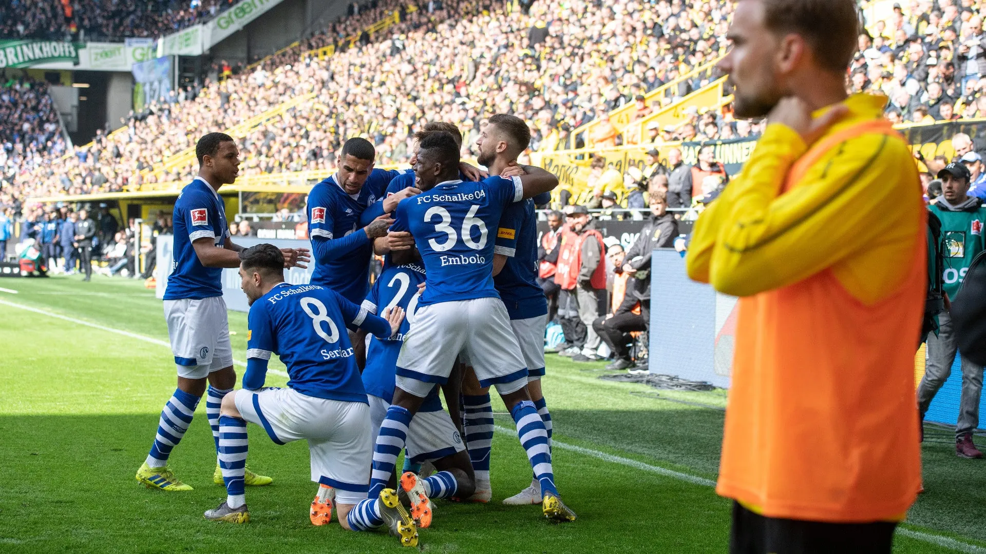 Schalke enterra mais um pouco o sonho do Dortmund de levar a Bundesliga com vit&oacute;ria fora de casa