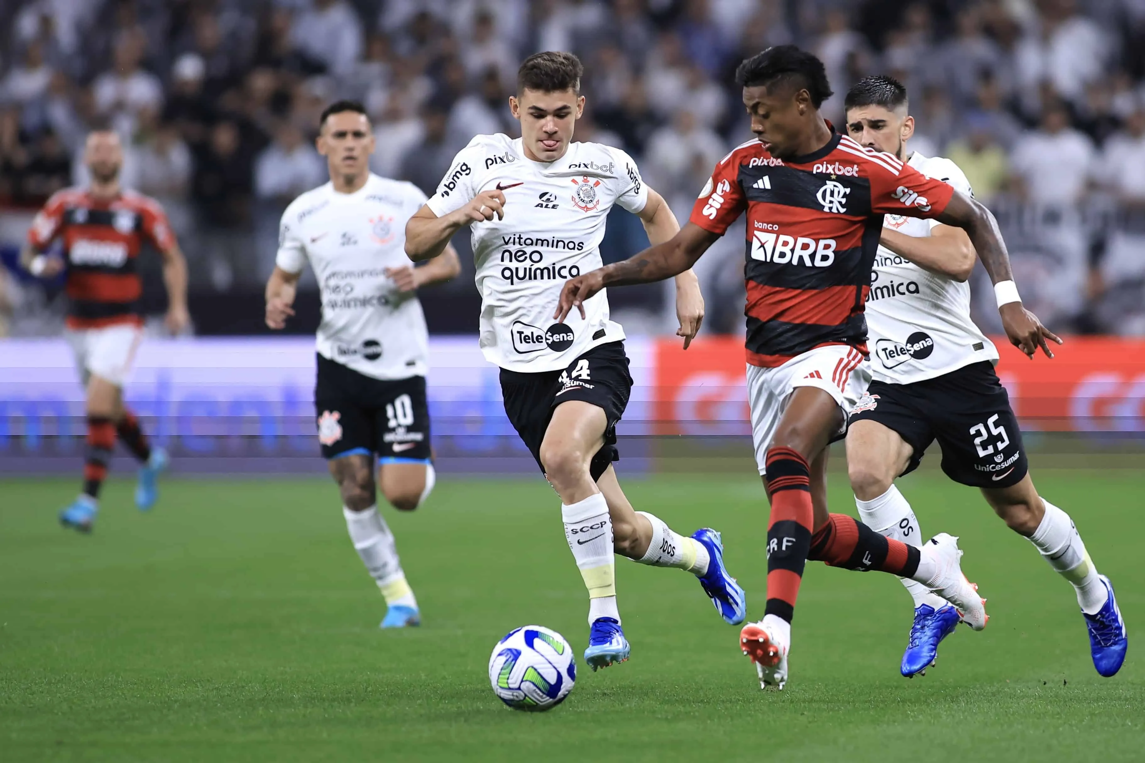 Corinthians comete os mesmos erros de sempre, mas resgata empate contra o Flamengo