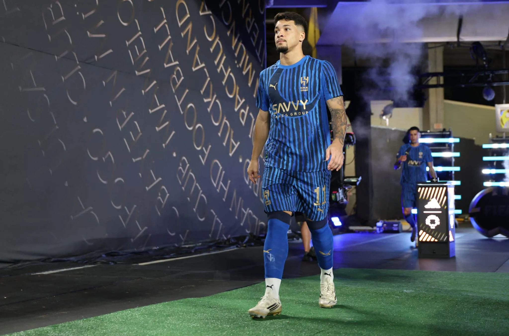 Marcos Leonardo durante entrada em campo no Mundial da Fifa