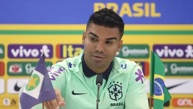Casemiro fala como capit&atilde;o e faz apelo por gramados melhores para receber a Sele&ccedil;&atilde;o