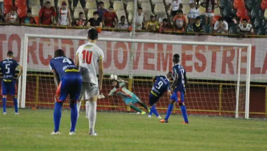 Ele transformou a perda do pai em motiva&ccedil;&atilde;o para se tornar o goleiro mais jovem do Brasil