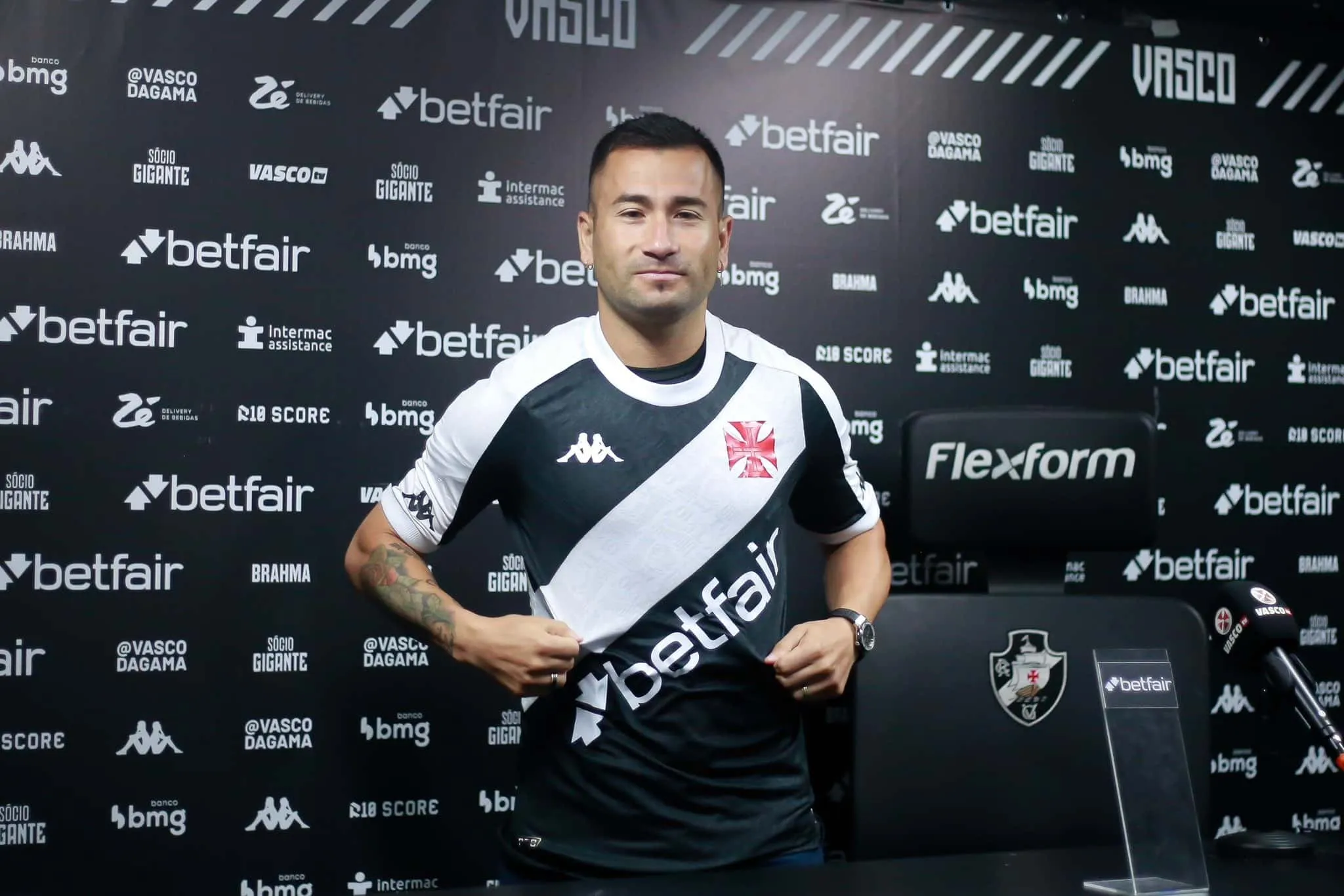 A bonita hist&oacute;ria familiar que explica a troca de nome de Jean David no Vasco