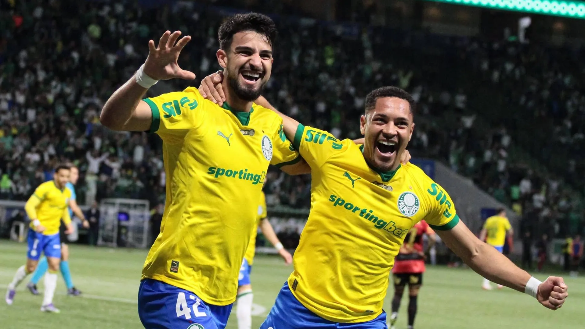 Flaco L&oacute;pez e Vitor Roque comemoram gol sobre o Sport