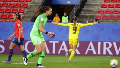 Chuva e raios pararam o jogo, mas o Chile n&atilde;o conseguiu parar a Su&eacute;cia na estreia