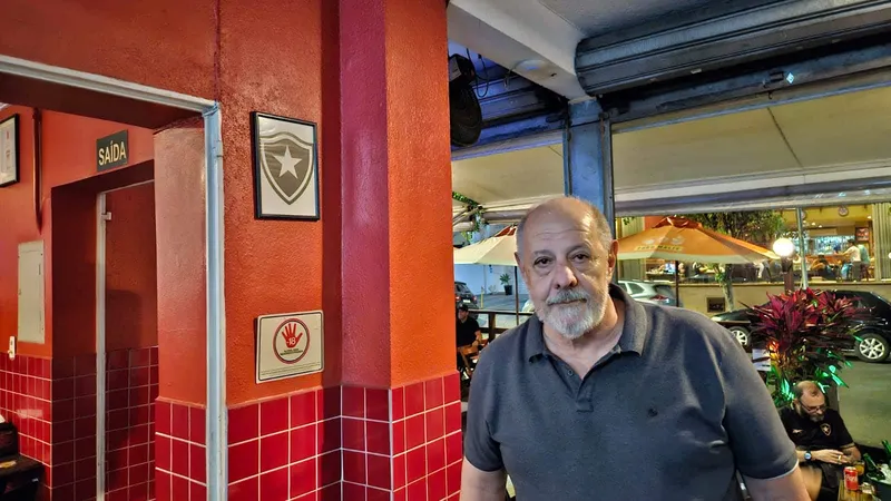 Vicente, dono Bar Salvador, e o quadro que mudou a hist&oacute;ria do lugar 