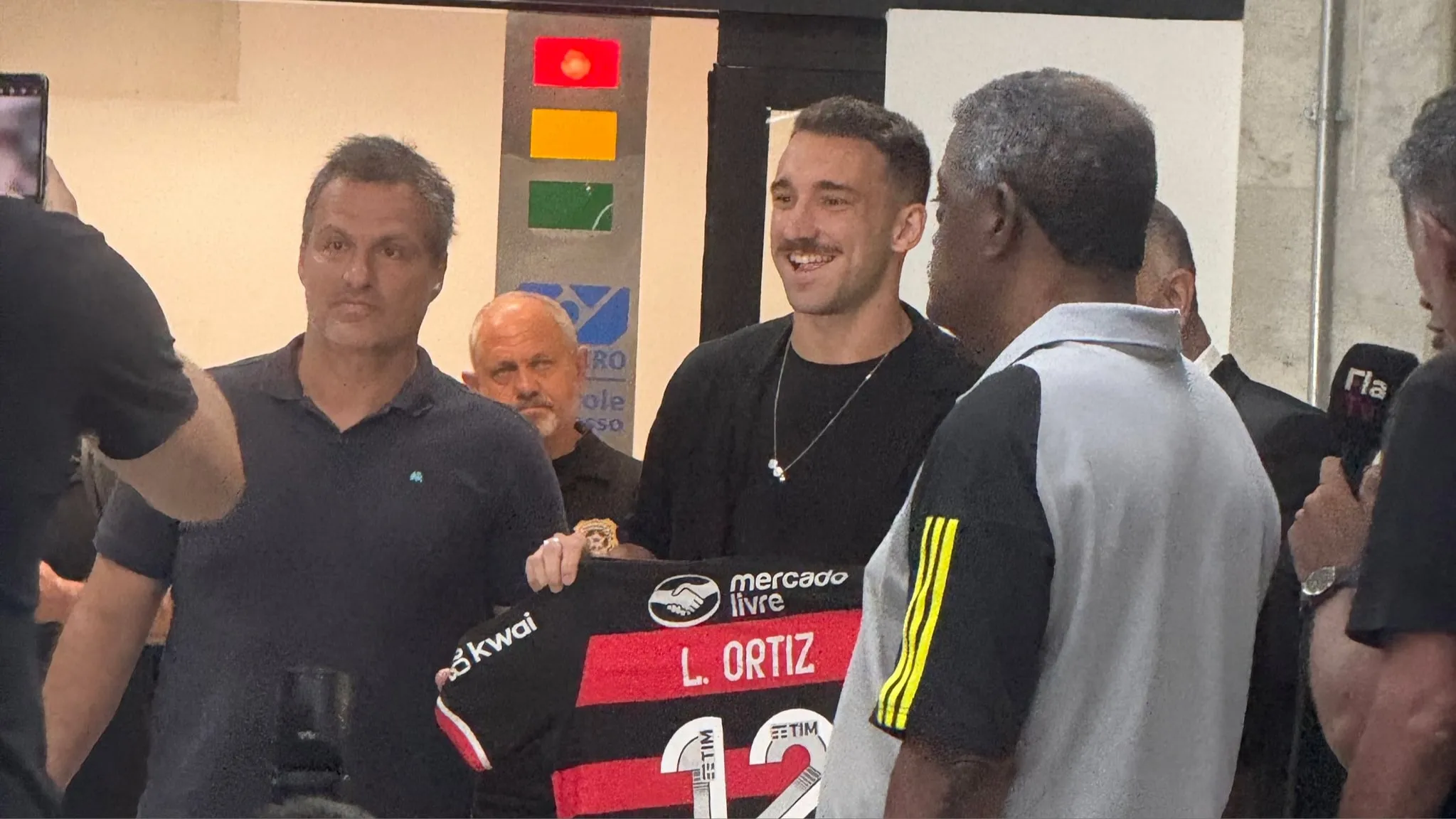 L&eacute;o Ortiz desembarca no Rio de Janeiro com a cabe&ccedil;a no Maracan&atilde; lotado de torcedores do Flamengo