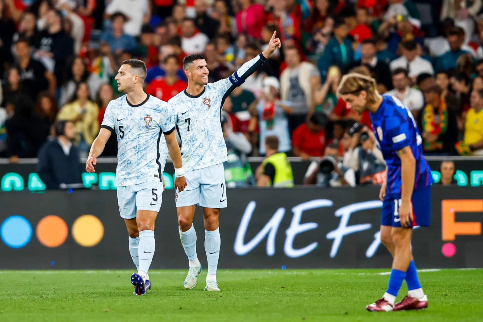 Rea&ccedil;&atilde;o de Cristiano Ronaldo ao fazer gol 900 de sua carreira mostra magnitude do feito