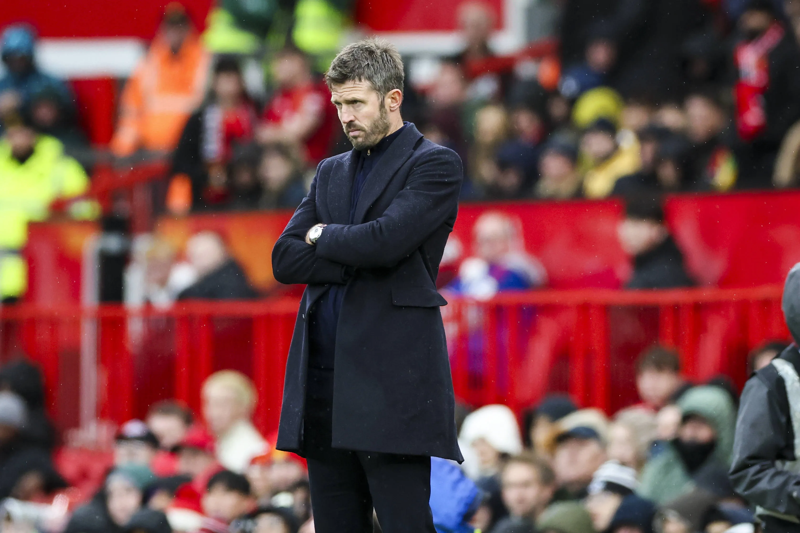 Michael Carrick, técnico do Manchester United, cabisbaixo durante jogo em Old Trafford 