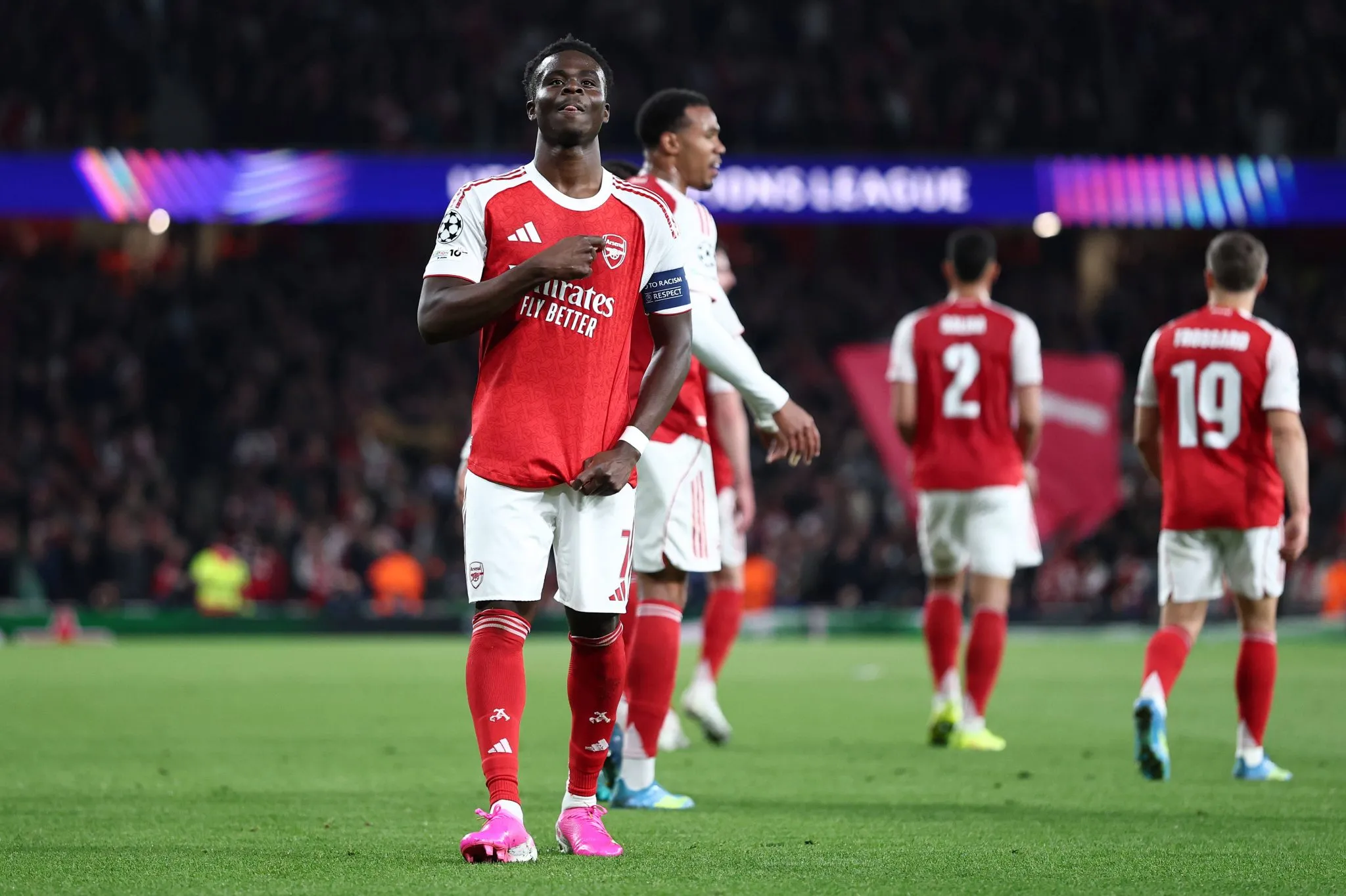 Saka celebra gol pelo Arsenal 