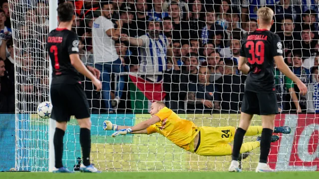 Goleiro do Salzburg teve uma resposta para tudo que a Real Sociedad tentou &ndash; e ela tentou bastante