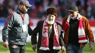 O torcedor mais velho do Spartak teve suas economias roubadas, e o clube n&atilde;o o abandonou