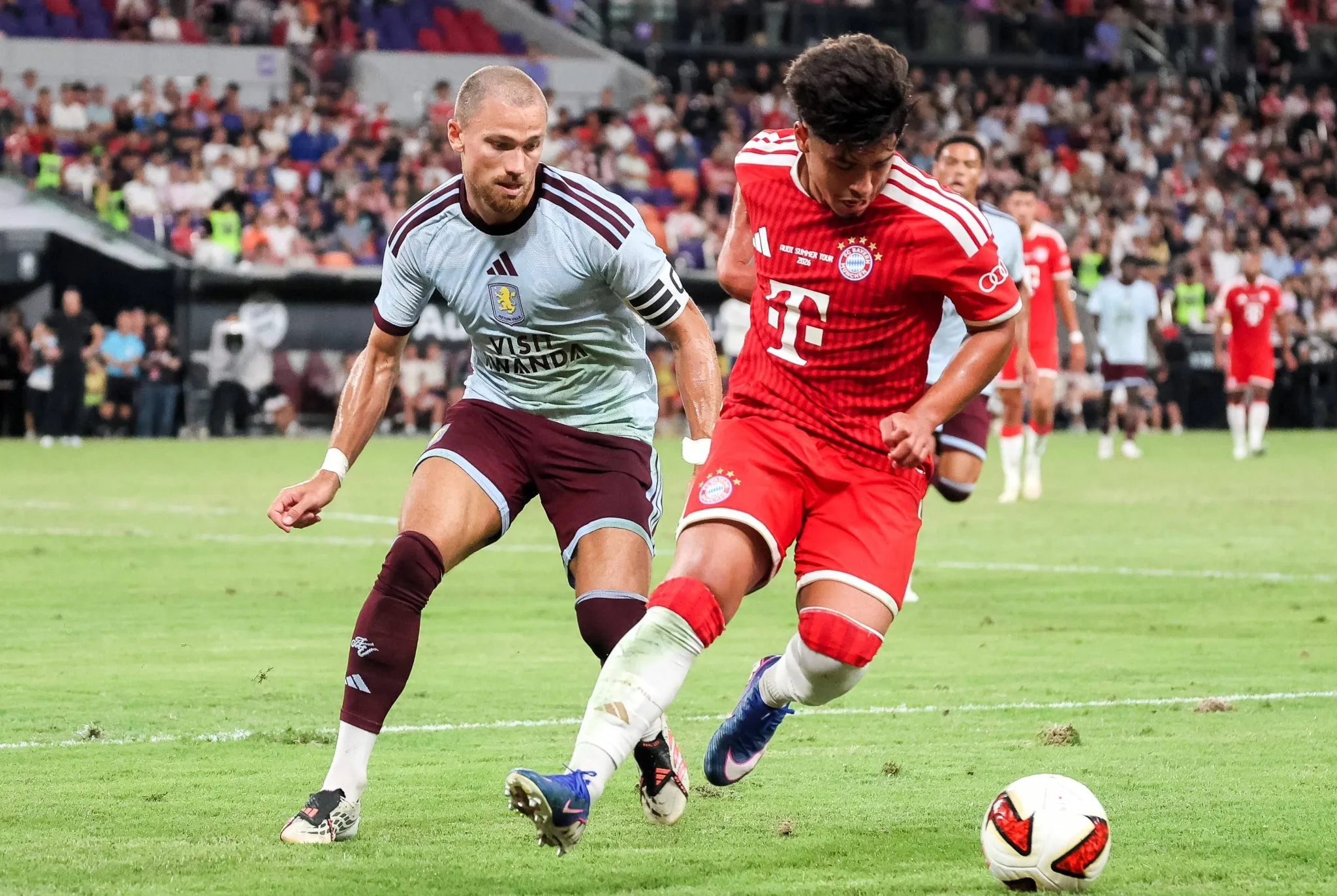 Maycon Cardozo em duelo com o Aston Villa 