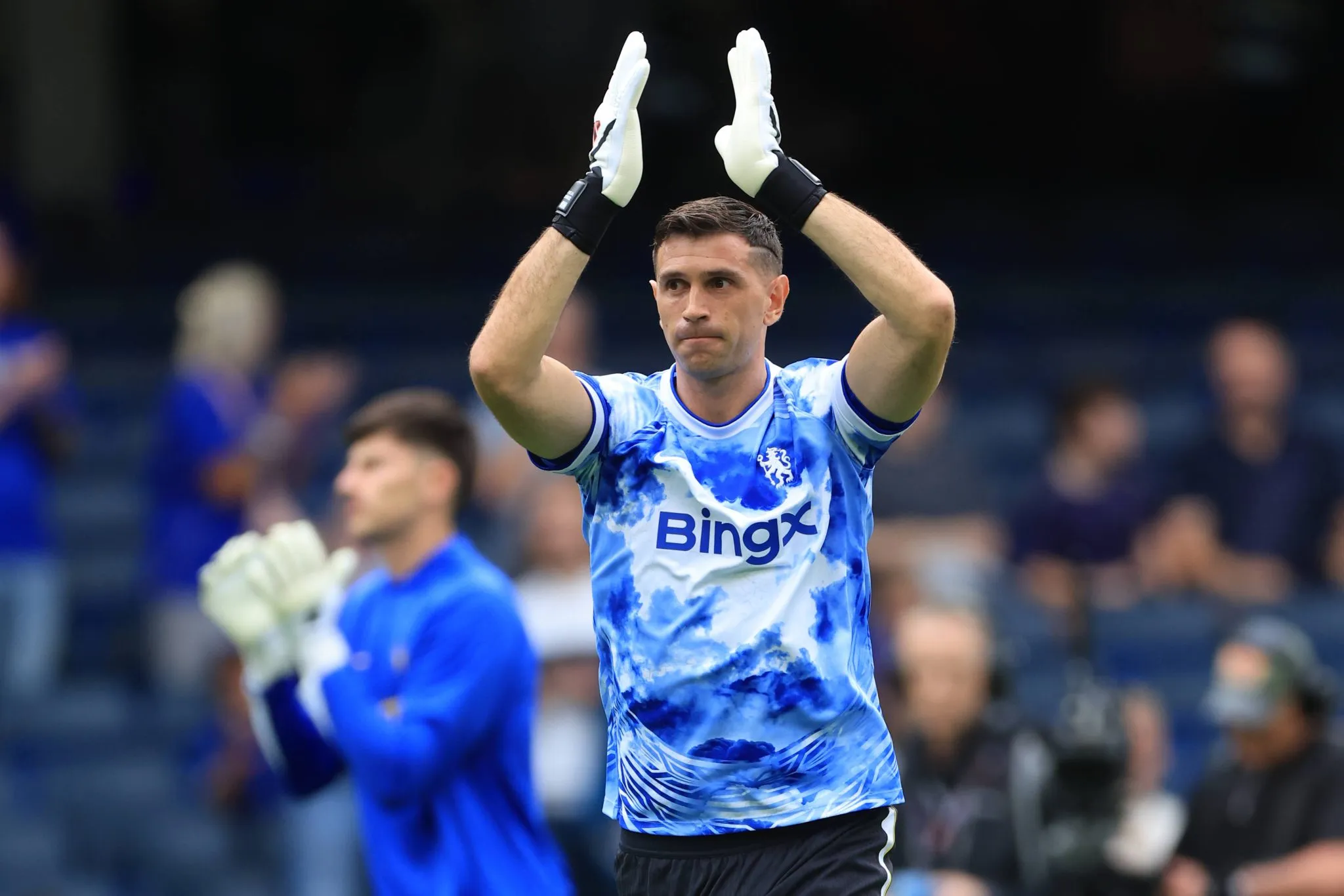 Dibu Mart&iacute;nez agradece apoio de torcedores do Chelsea