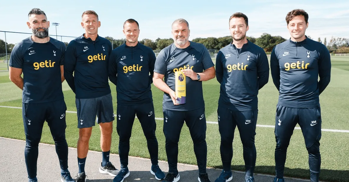 Os m&eacute;ritos de Postecoglou ao j&aacute; ganhar o segundo pr&ecirc;mio seguido de Treinador do M&ecirc;s