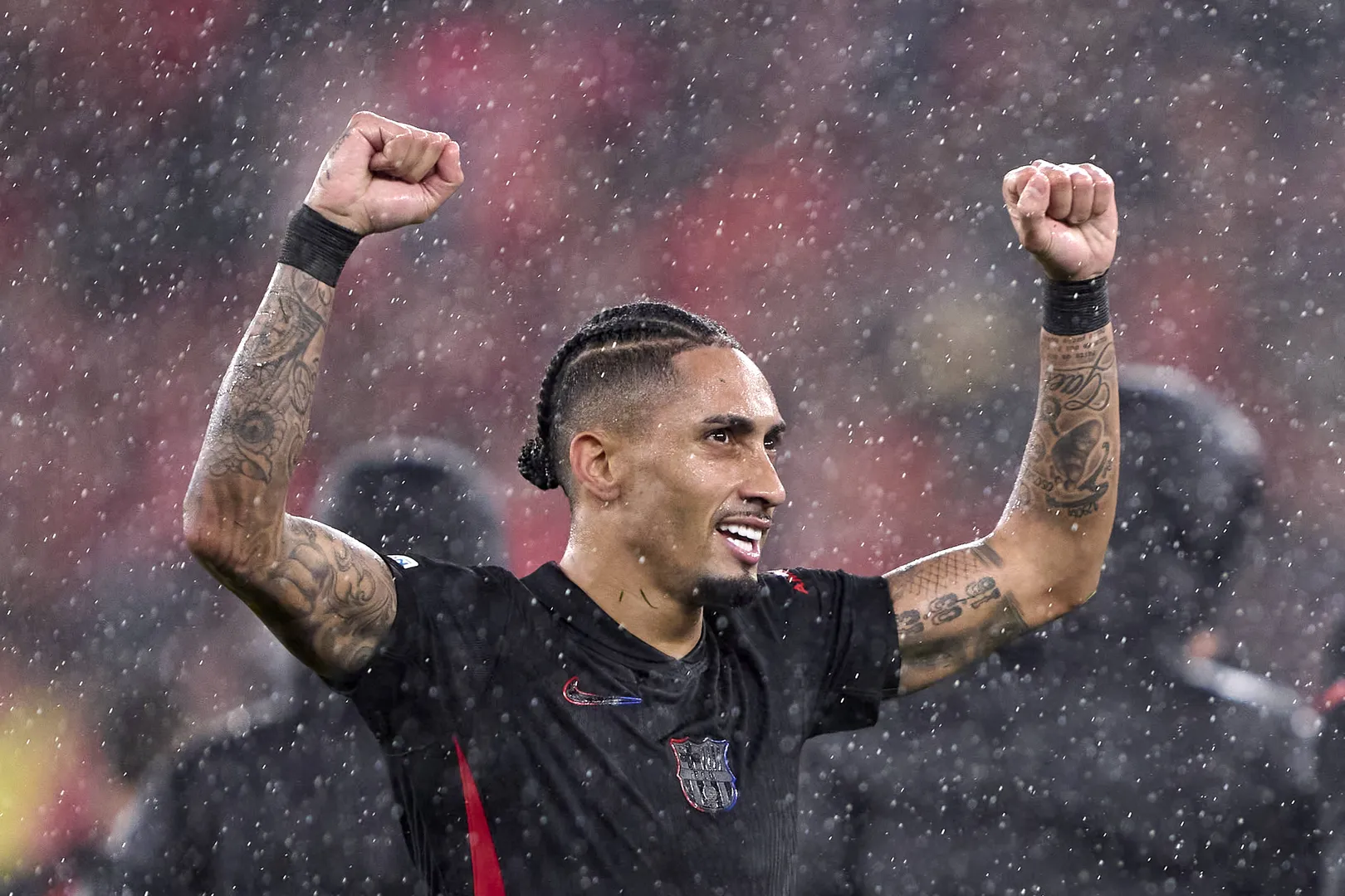 Raphinha celebra gol pelo Barcelona