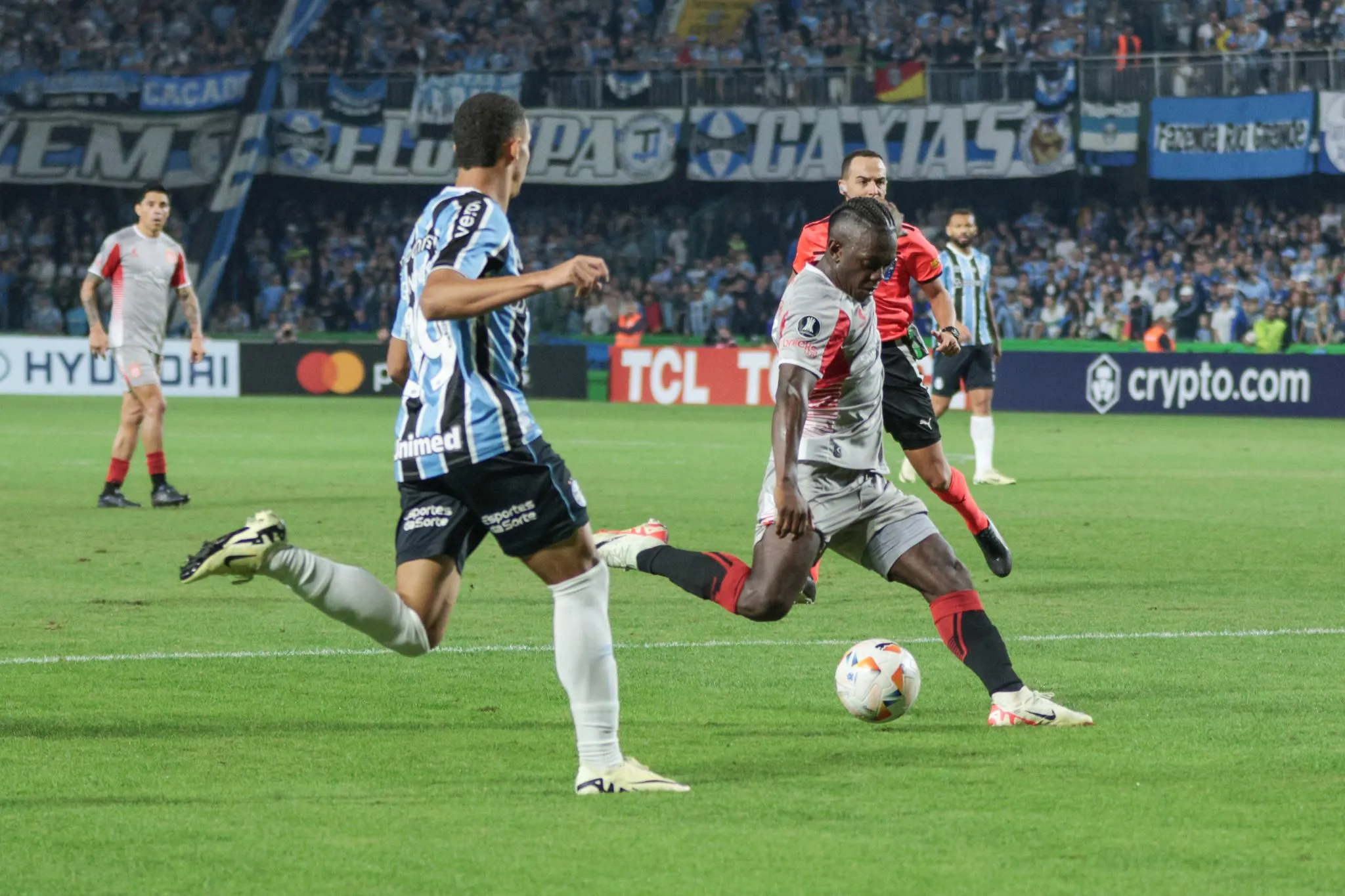 Cetr&eacute; em partida pelo Estudiantes