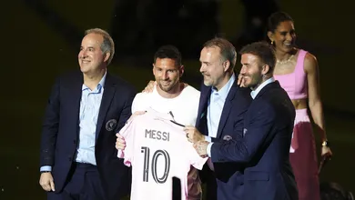 Quem gosta de futebol tem motivo para ficar em casa sexta &agrave; noite: Messi estreia