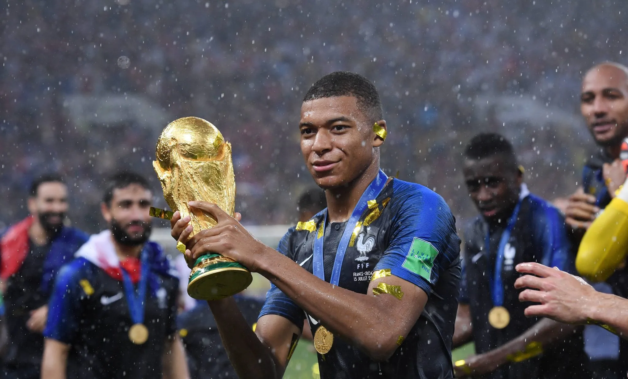 Kylian Mbapp&eacute; com a ta&ccedil;a da Copa do Mundo ap&oacute;s a Fran&ccedil;a se sagrar campe&atilde; em 2018