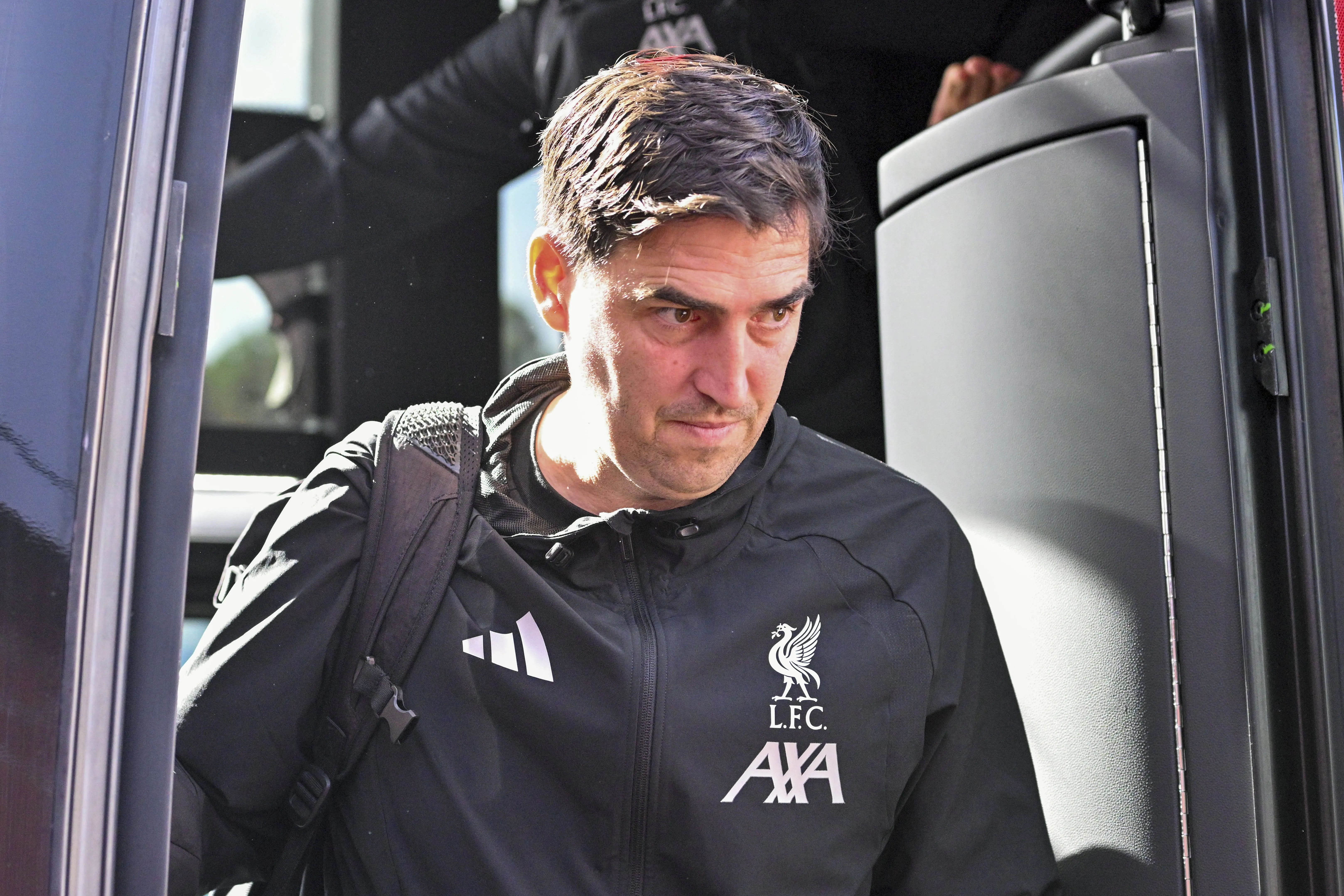 Iraola descendo do &ocirc;nibus do Liverpool