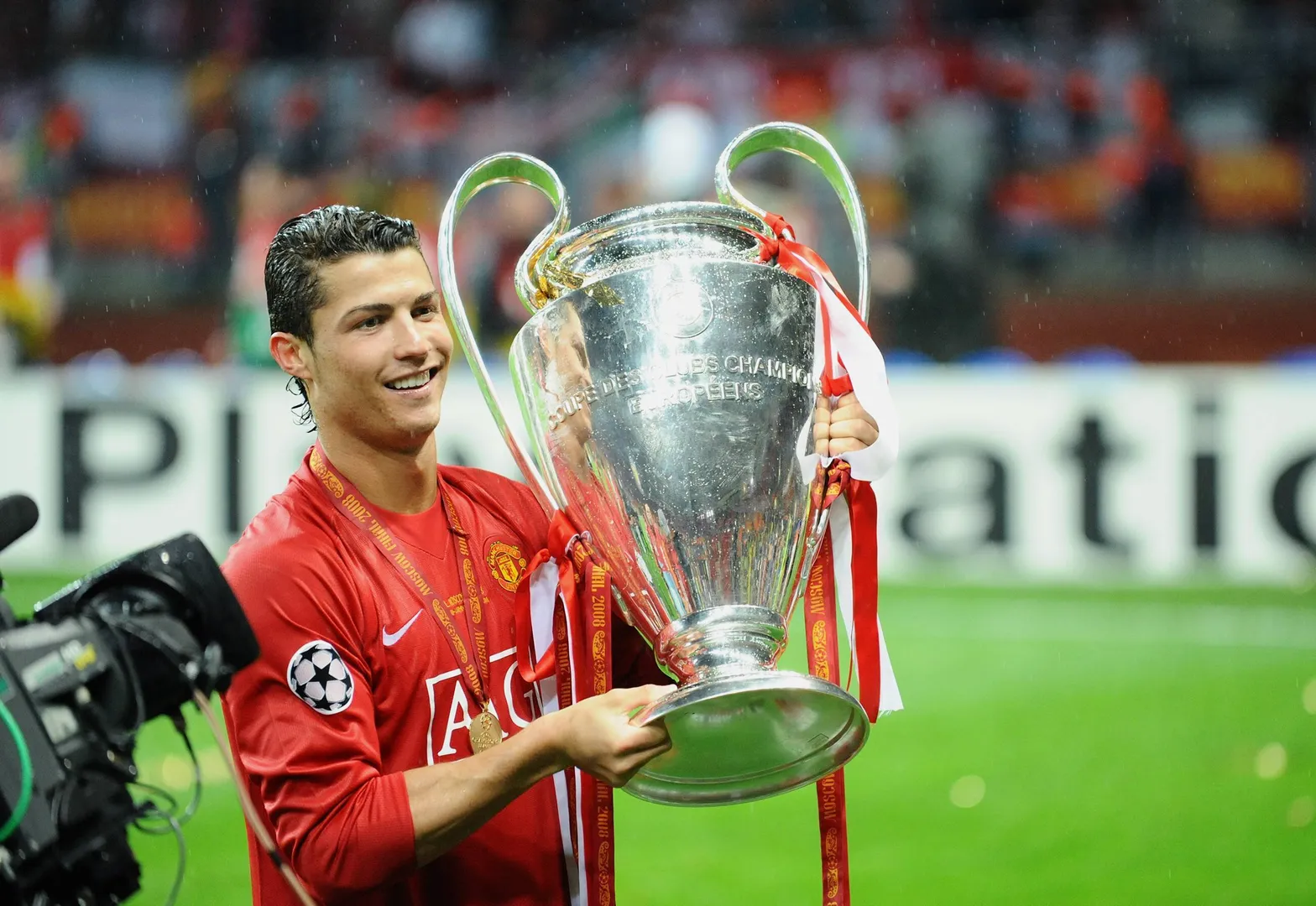 Cristiano Ronaldo (Manchester United) pr&auml;sentiert die Troph&auml;e f&uuml;r den Gewinn der Champions League