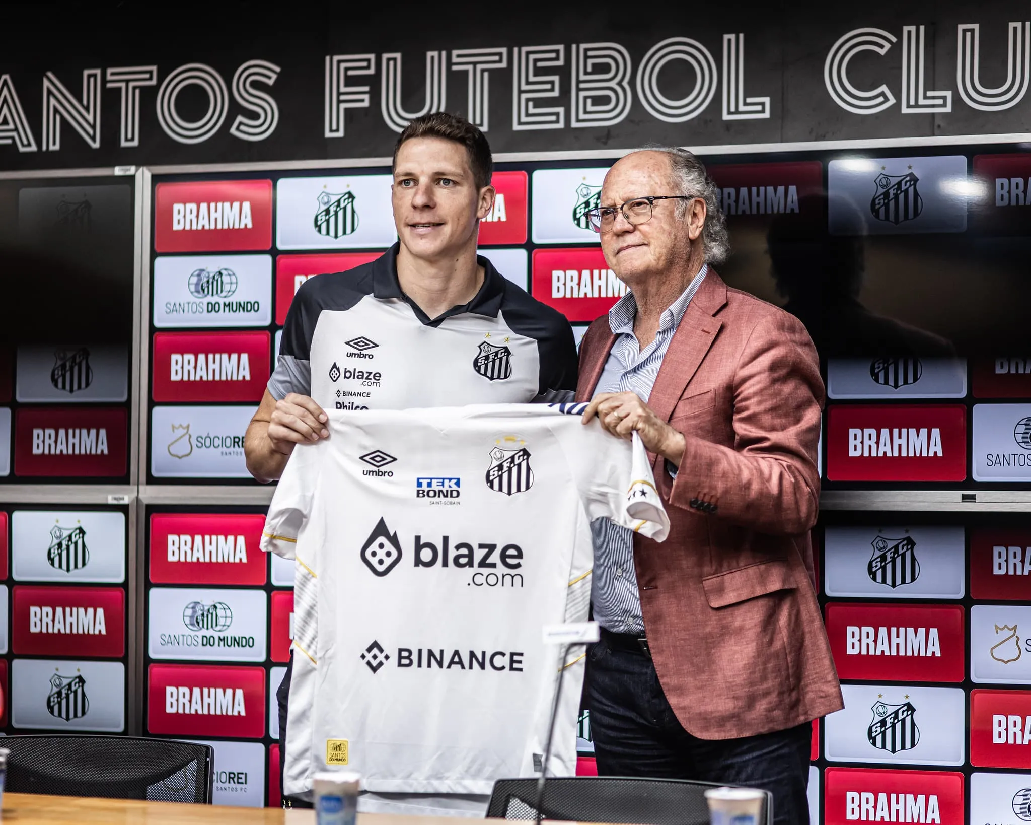Santos apresentou Furch e o deixou com sua segunda camisa mais pesada