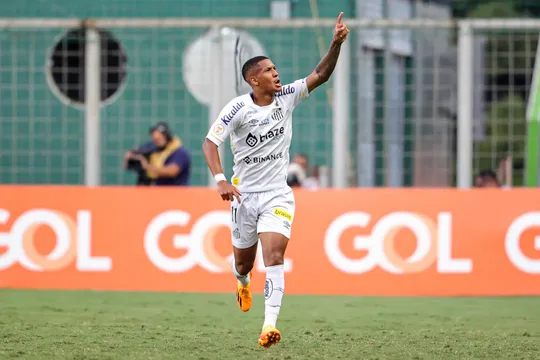 &lsquo;A gente sabe quem s&atilde;o os culpados&rsquo;: &Acirc;ngelo sofreu por queda do Santos e se &lsquo;assustou&rsquo; com Mbapp&eacute; na Fran&ccedil;a