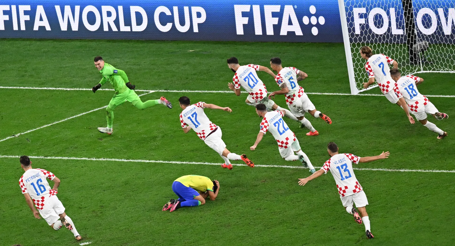 Livakovic comemora com jogadores da sele&ccedil;&atilde;o croata classifica&ccedil;&atilde;o sobre o Brasil na Copa do Mundo de 2022