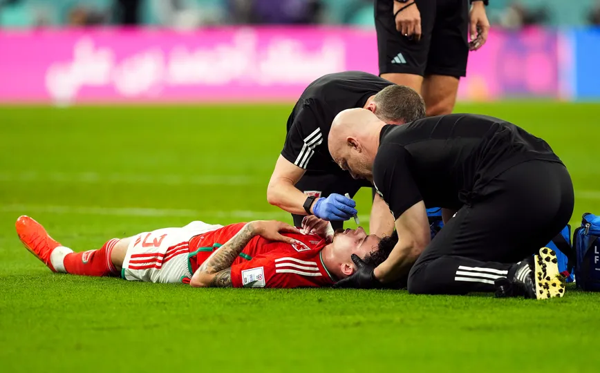Foto: (IconSport) - O cart&atilde;o rosa ser&aacute; mostrado pela comiss&atilde;o t&eacute;cnica, que render&aacute; uma substitui&ccedil;&atilde;o extra em casos de suspeita de concuss&atilde;o e traumatismo craniano