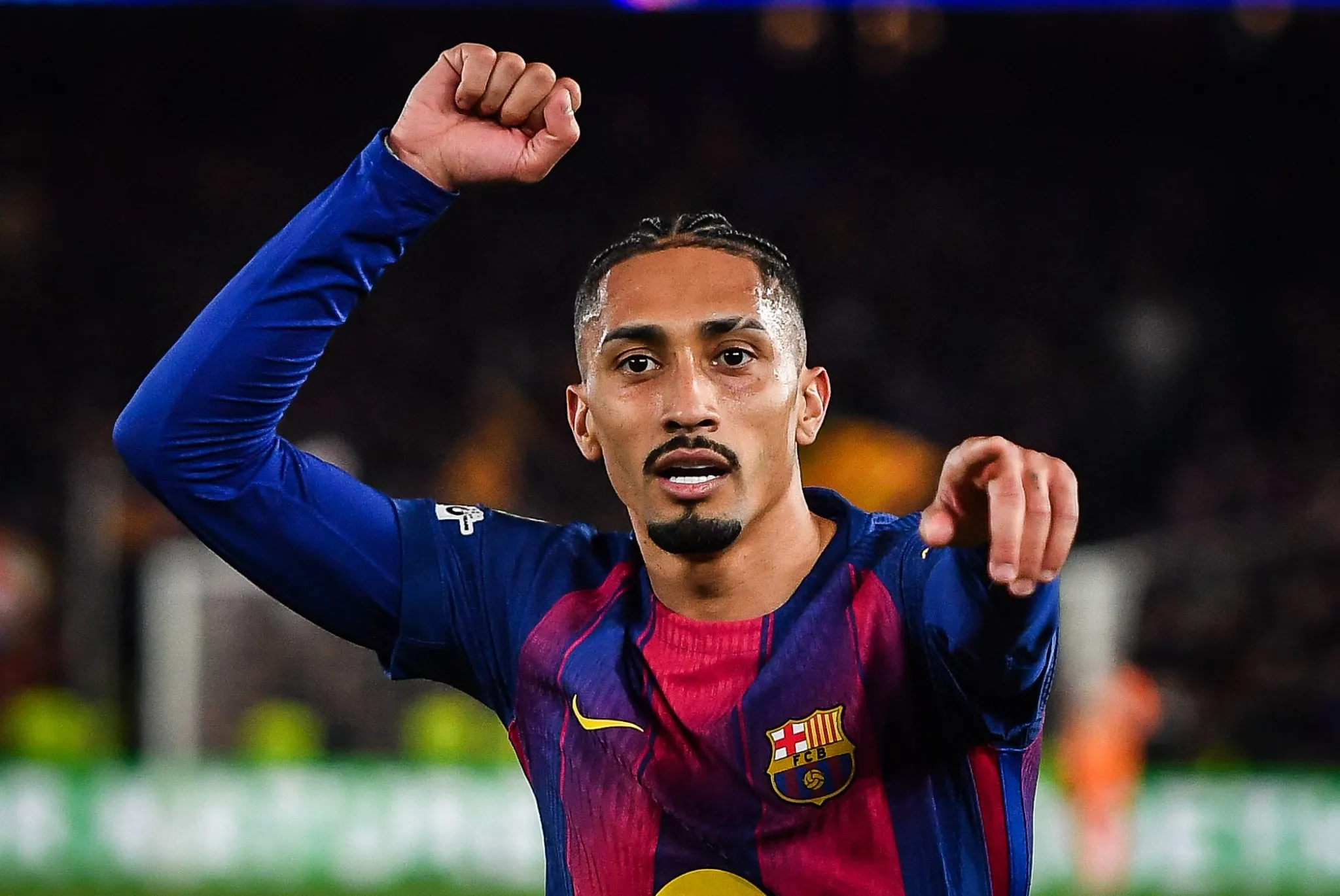 Raphinha comemora gol pelo Barcelona