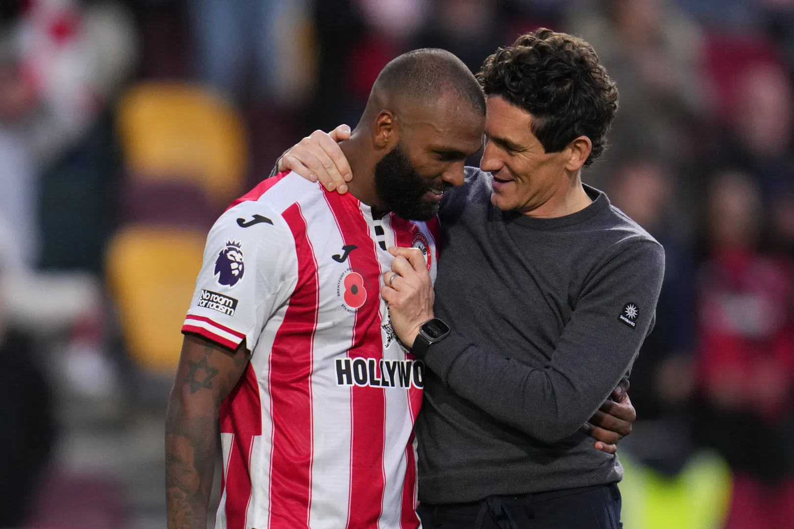Igor Thiago com o treinador Keith Andrews em jogo do Brentford (Foto: Imago)