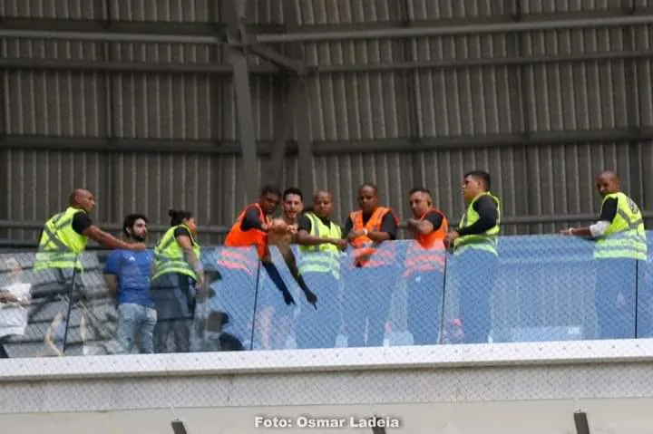 Momento em que torcedores do Cruzeiro afirmaram estar apontando Veron Guilherme para os seguran&ccedil;as da Arena MRV