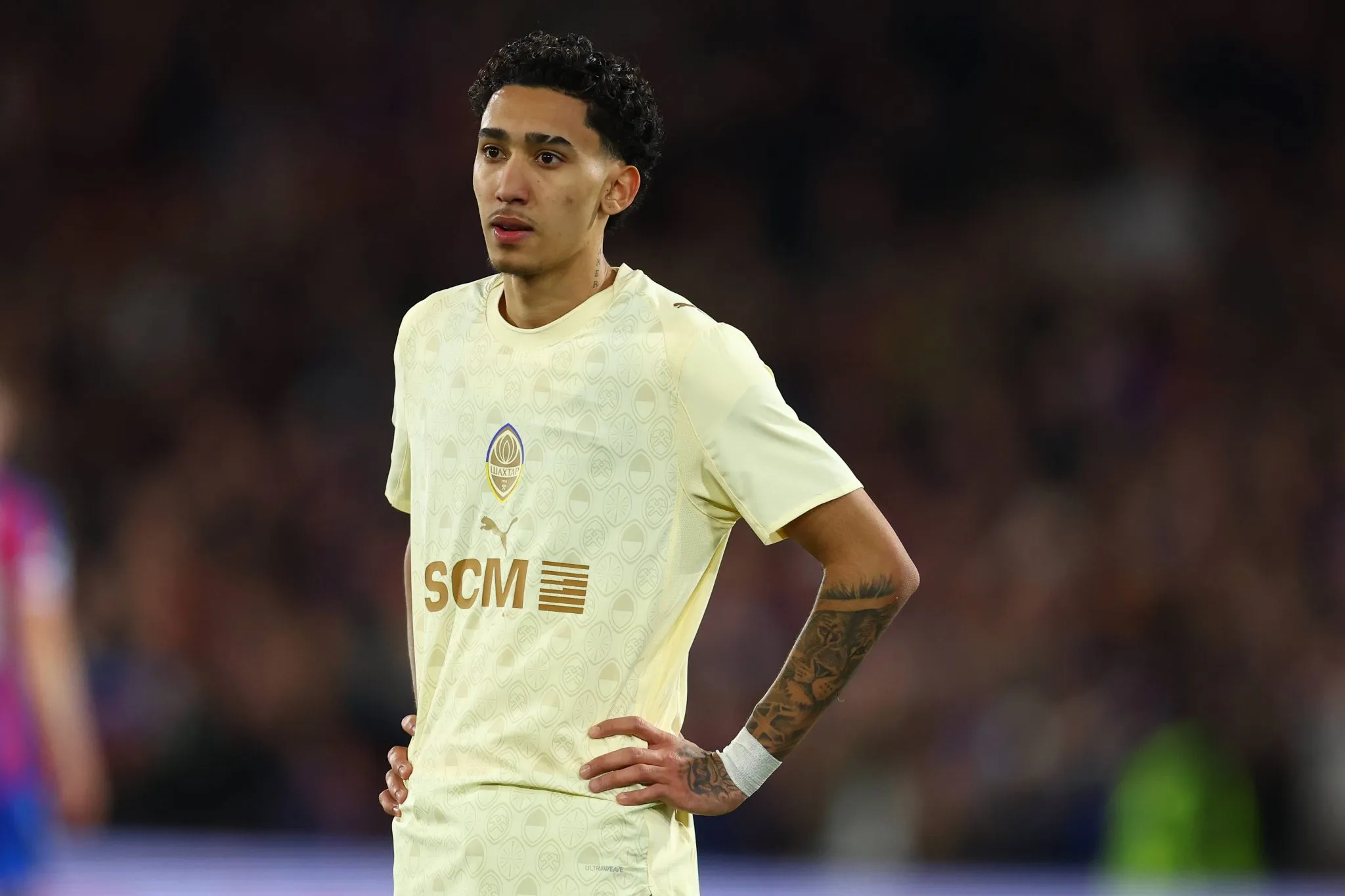Isaque em jogo do Shakhtar na Conference League
