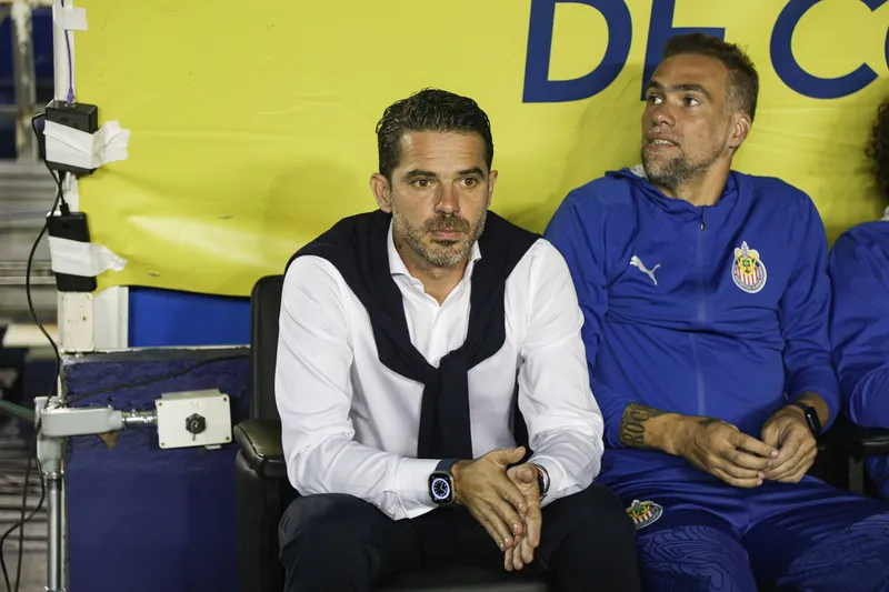 O t&eacute;cnico Fernando Gago e o auxiliar Insua durante partida do Chivas