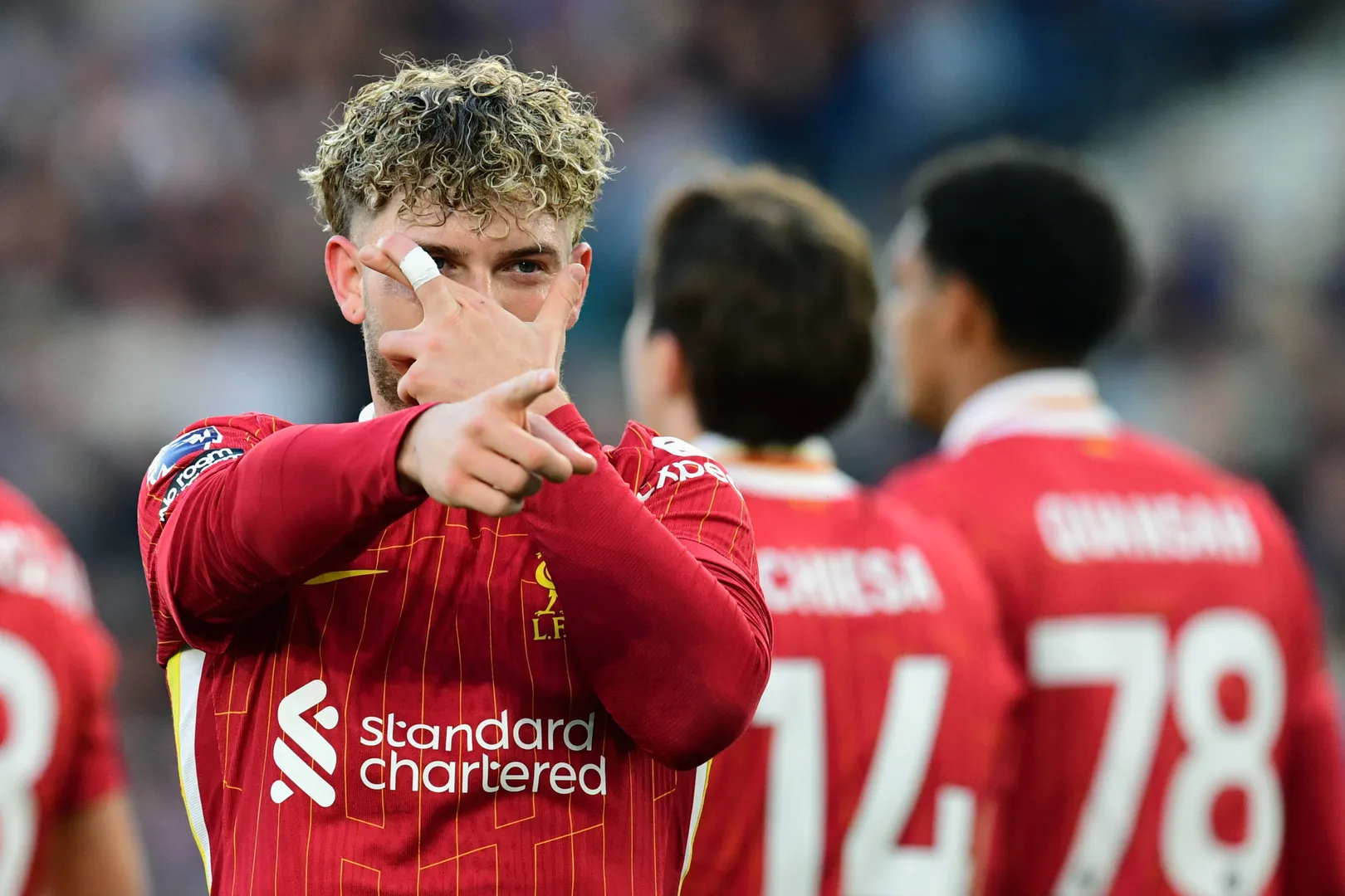 Harvey Elliott celebra gol pelo Liverpool 