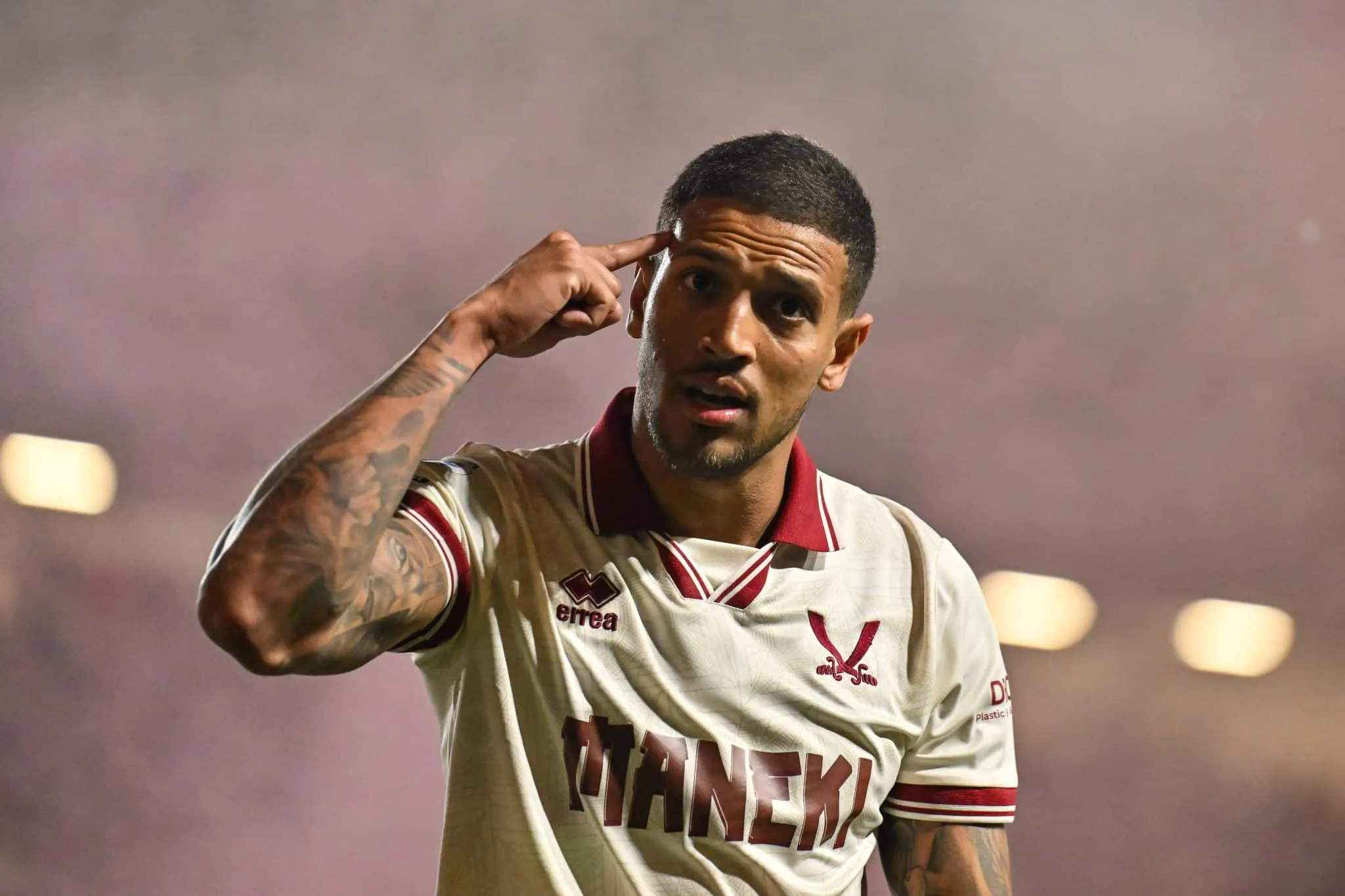 Ex-Flamengo brilha na Inglaterra e &eacute; decisivo em disputa por acesso &agrave; Premier League