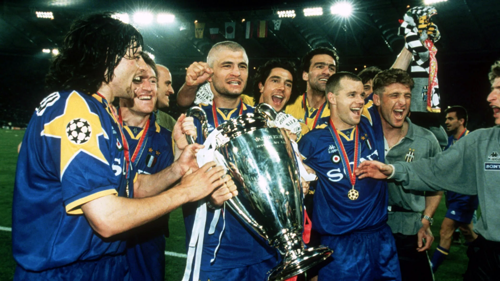 Gianluca Vialli, capit&atilde;o da Juvenuts em 1996, levanta a ta&ccedil;a da Champions League