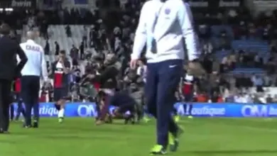 Lavezzi faz travessura e derruba c&acirc;mera ap&oacute;s jogo
