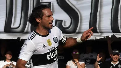 Numa fase demolidora, Roque Santa Cruz renovou a dinastia do Olimpia, tetracampe&atilde;o paraguaio