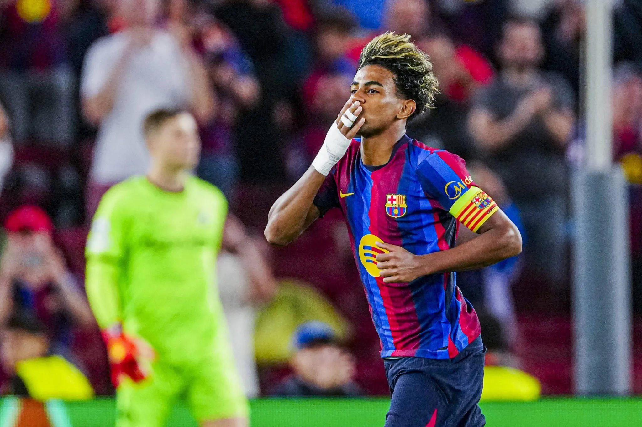 Lamine Yamal celebra durante Barcelona x Feyenoord (Foto: Imago/ANP)