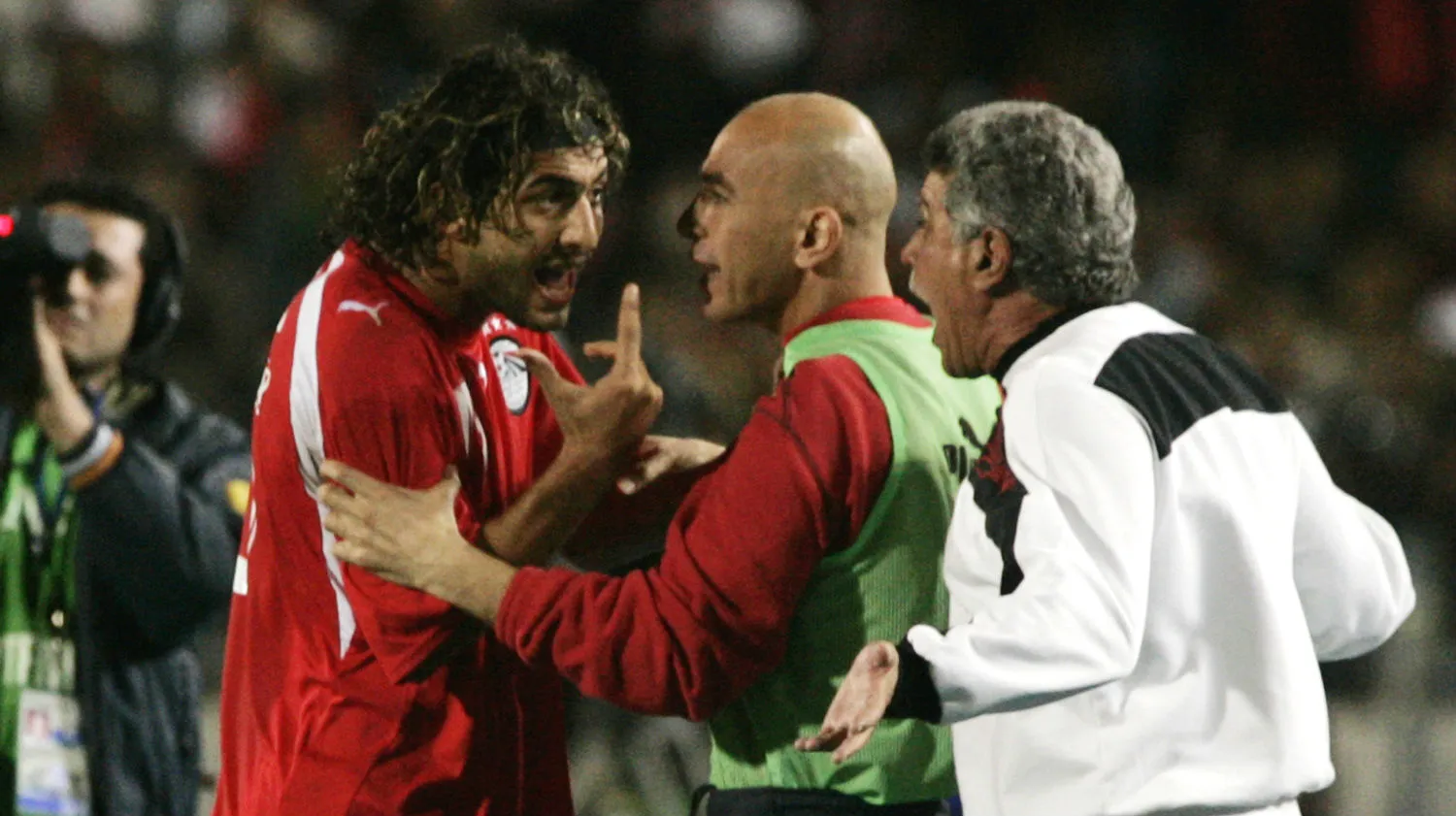 Hossam Mido (aquele), com apenas 30 anos, virou t&eacute;cnico. Pobres jogadores