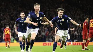 Esc&oacute;cia faz a festa da torcida em Glasgow ao vencer a Espanha com dois gols de McTominay