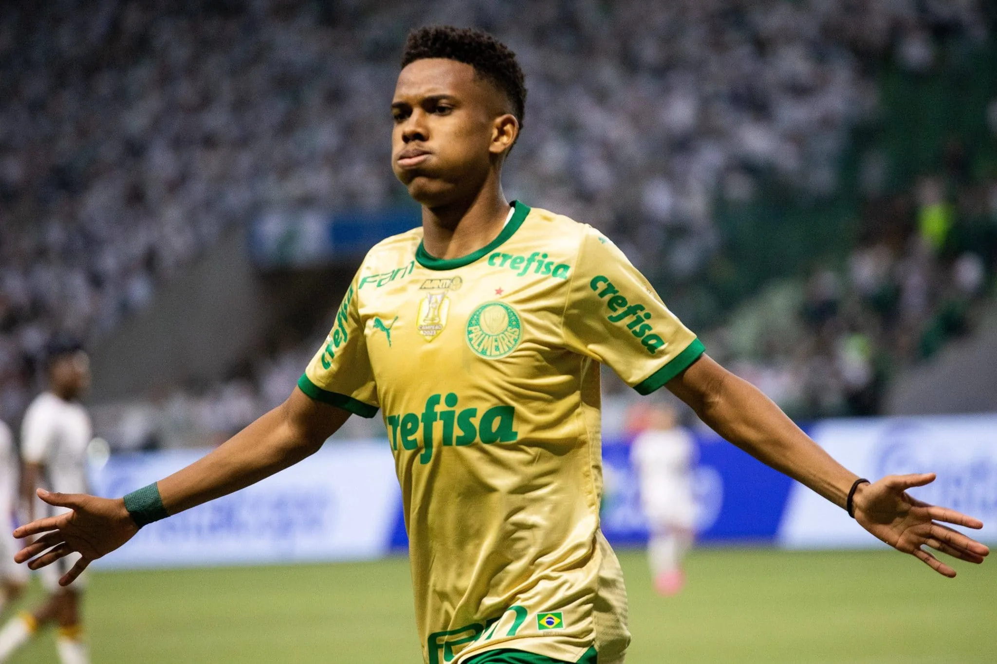T&eacute;cnico do Chelsea exalta Est&ecirc;v&atilde;o e j&aacute; planeja a chegada do brasileiro