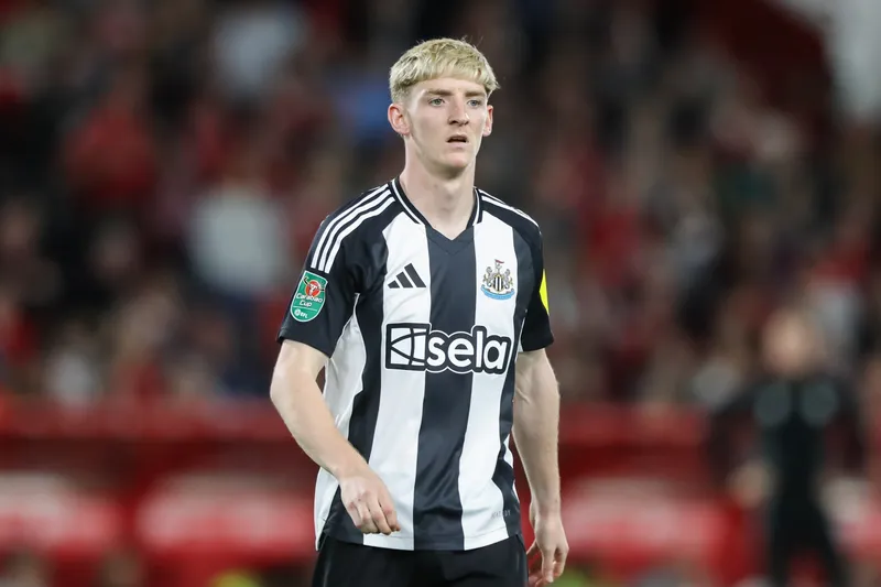 Gordon em a&ccedil;&atilde;o pelo Newcastle na Premier League 2024/25. Foto: Icon Sport