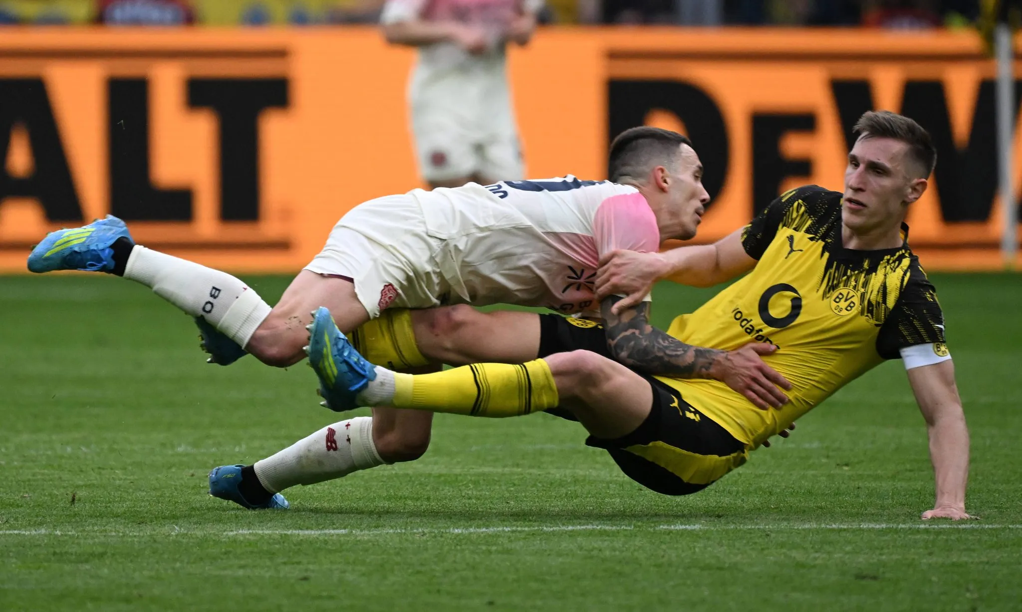 Schlotterbeck n&atilde;o conseguiu evitar derrota do Borussia Dortmund para o Bayer Leverkusen 