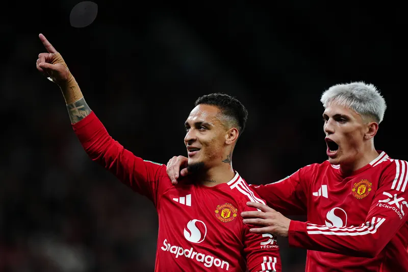 Antony comemora seu gol diante do Barnsley pela Copa da Liga Inglesa