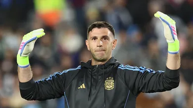 Manchester United faz oferta &lsquo;fora da realidade&rsquo; por Dibu Mart&iacute;nez, &eacute; rejeitado e avalia novo alvo