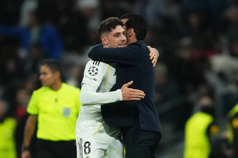 Valverde abra&ccedil;a Arbeloa em jogo do Real Madrid