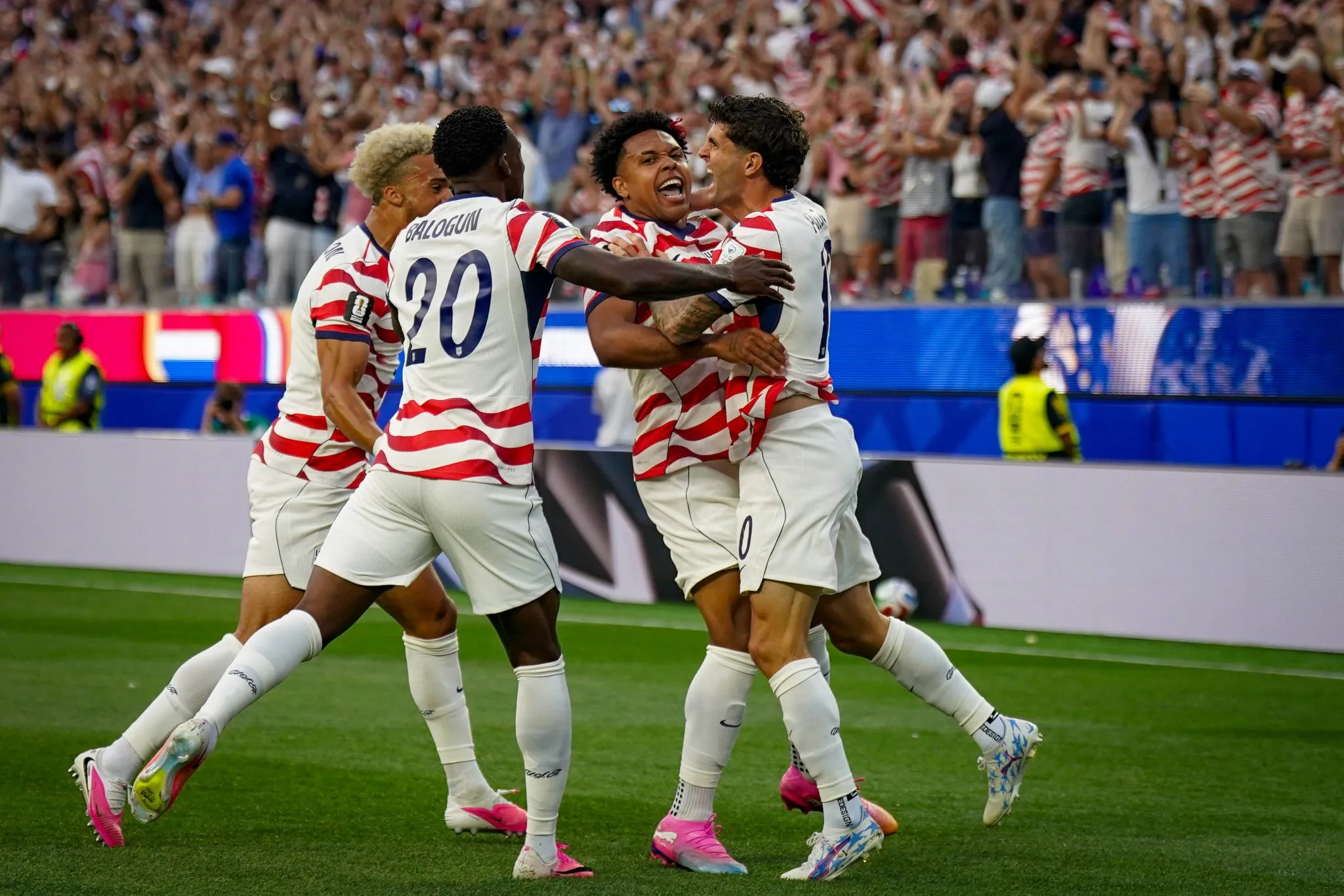 Jogadores dos Estados Unidos celebram gol diante do Paraguai 