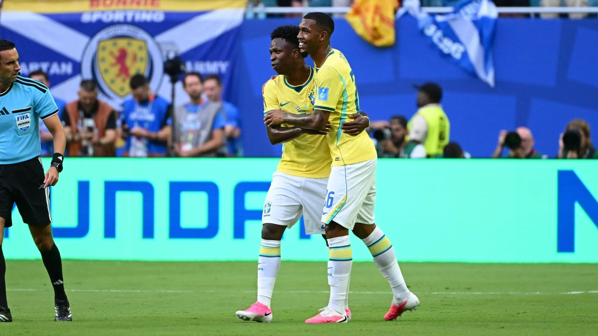 Vinicius Junior e Rayan, jogadores do Brasil, comemoram o primeiro gol (1-0) durante a partida entre Esc&oacute;cia e Brasil pelo Grupo da Copa do Mundo FIFA 2026, no Hard Rock Stadium, em Miami, nos Estados Unidos, em 25 de junho de 2026.